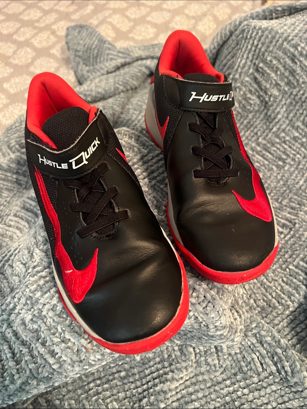 Nike Team Hustle Quick 3 Basketball Kid Shoes